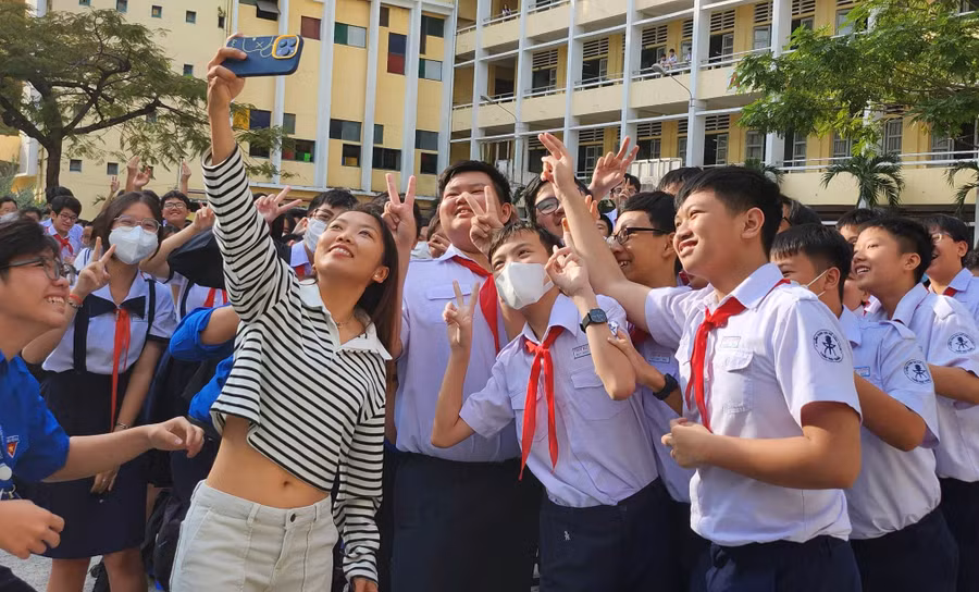 Huỳnh Như chụp hình với học sinh.