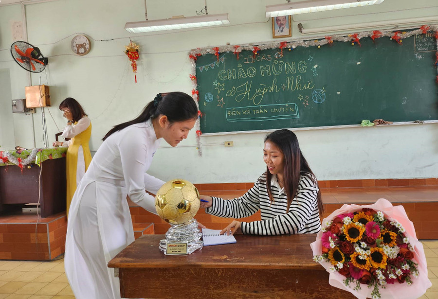 Nữ sinh Trường THPT chuyên Trần Đại Nghĩa đến xin chữ ký của nữ cầu thủ.