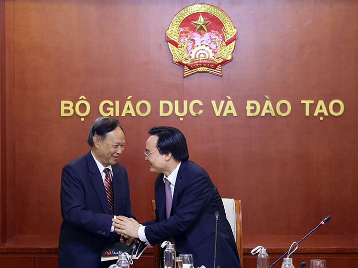 PGS.TS Nguyễn Tấn Phát tặng sách cho Bộ trưởng Phùng Xuân Nhạ.