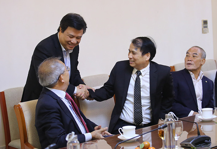 Thứ trưởng Nguyễn Hữu Độ hỏi thăm nguyên lãnh đạo Bộ Giáo dục và Đào tạo.