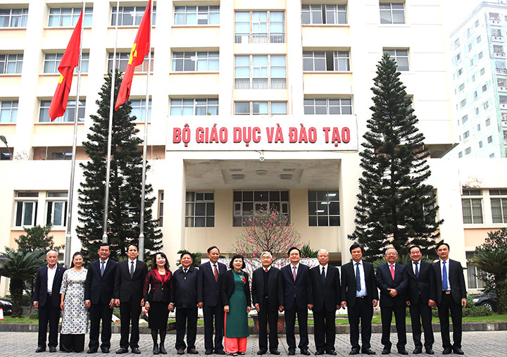 Bộ trưởng Phùng Xuân Nhạ chụp ảnh cùng lãnh đạo Bộ Giáo dục và Đào tạo qua các thời kỳ.