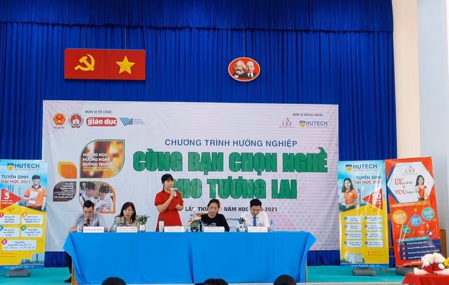 Chương trình tư vấn hướng nghiệp đem đến cho học sinh nhiều thông tin bổ ích.