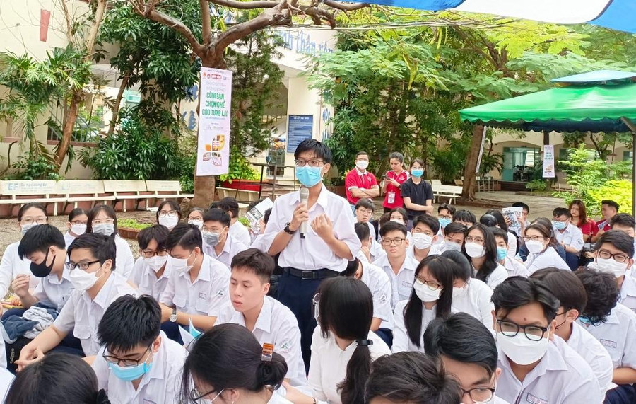 Học sinh Trường THPT Lương Thế Vinh đặt câu hỏi tại buổi khai mạc chương trình hướng nghiệp “Cùng bạn chọn nghề cho tương lai” lần thứ 15.