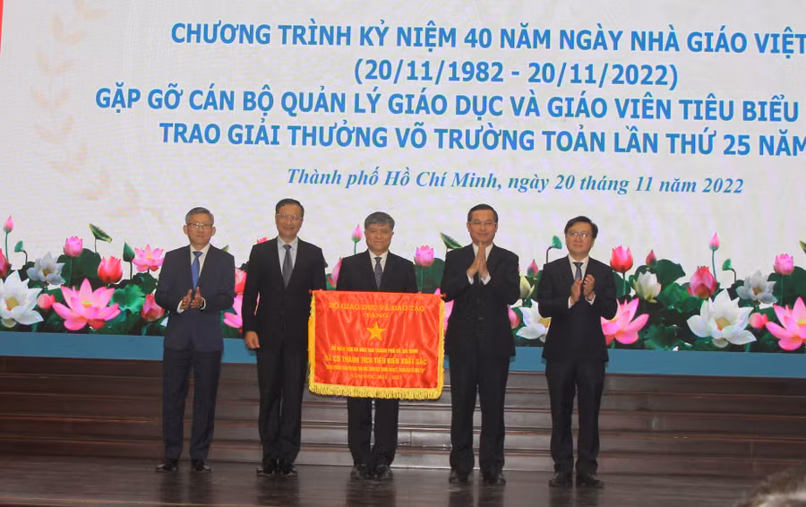 Thứ trưởng Bộ GD&ĐT Nguyễn Văn Phúc tặng cờ thi đua cho Sở GD&ĐT TPHCM.