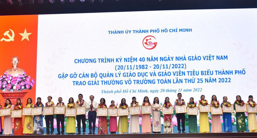 Bí thư Thành uỷ TPHCM Nguyễn Văn Nên và bà Nguyễn Thị Lệ trao Bằng khen của UBND TP cho các thầy cô đạt giải Võ Trường Toản. Bí thư Thành uỷ TPHCM Nguyễn Văn Nên và bà Nguyễn Thị Lệ trao Bằng khen của UBND TP cho các thầy cô đạt giải Võ Trường Toản.