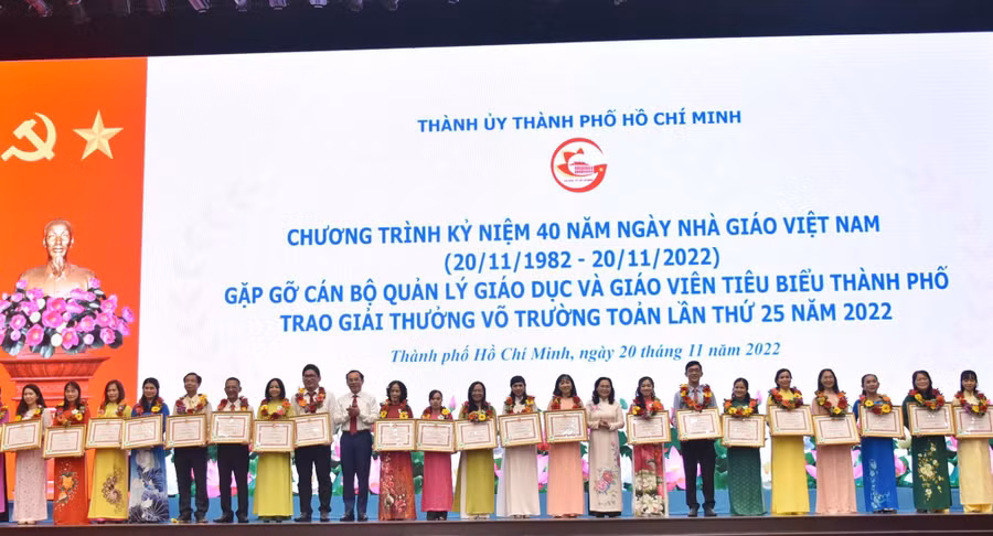 Bí thư Thành uỷ TPHCM Nguyễn Văn Nên và bà Nguyễn Thị Lệ trao Bằng khen của UBND TP cho các thầy cô đạt giải Võ Trường Toản.