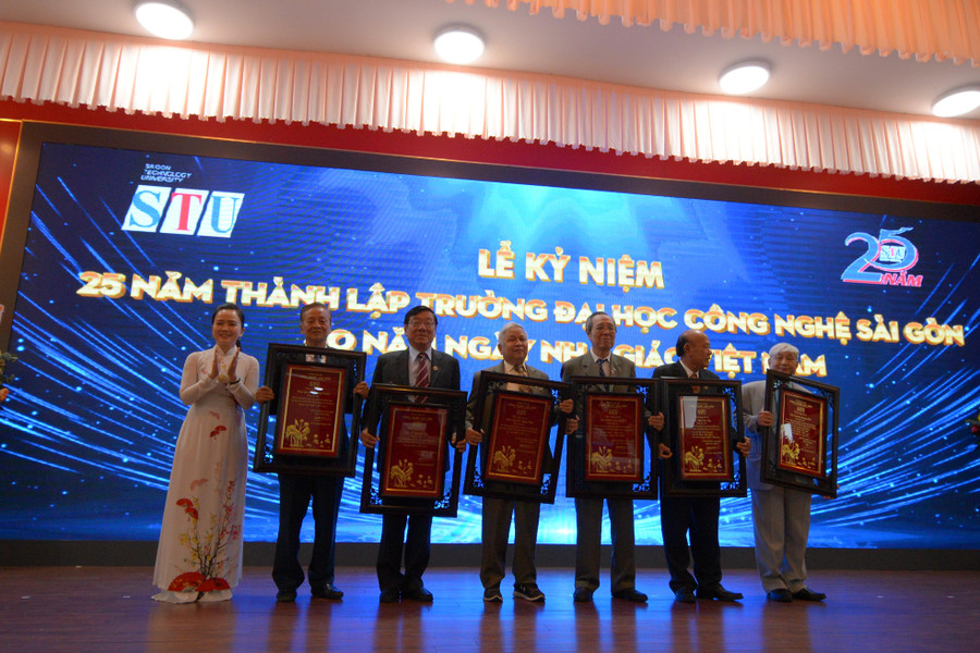 Tập thể nhà trường tri ân và vinh danh các nhà sáng lập. Tập thể nhà trường tri ân và vinh danh các nhà sáng lập.