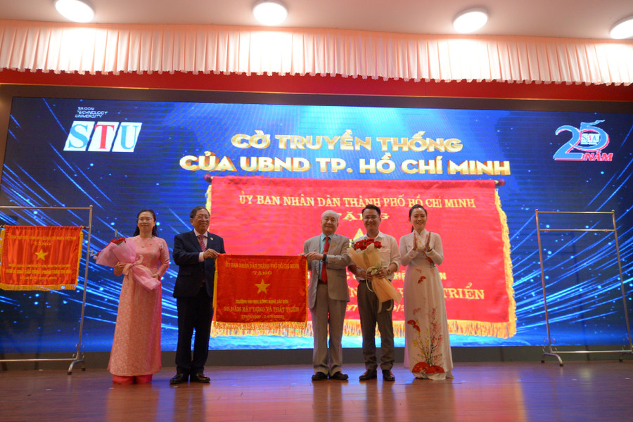 Tập thể nhà trường vinh dự nhận được cờ truyền thống của UBND TPHCM trao tặng. Tập thể nhà trường vinh dự nhận được cờ truyền thống của UBND TPHCM trao tặng.