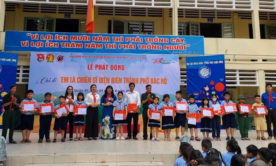 Trường tiểu học Phú Thọ tặng quà cho học sinh.