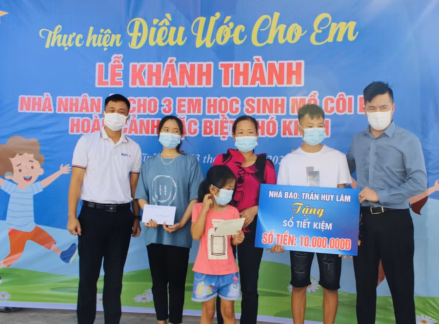 Cũng tại lễ khánh thành, nhiều nhà hảo tâm đã trao các phần quà thiết thực như: sổ tiết kiệm, quạt, bàn ghế, đồ dùng học tập… cho 4 mẹ con chị Hải.