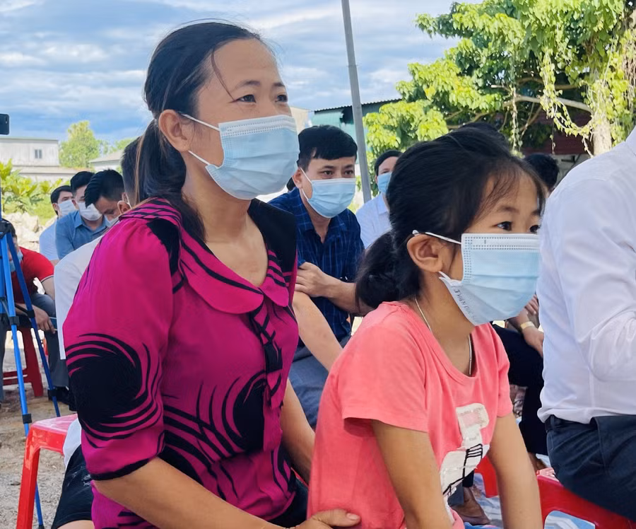 4 mẹ con chị Lê Thị Hải hoàn cảnh vô cùng khó khăn, chồng chị vừa mất sau vụ tai nạn giao thông, bản thân chị trở thành trụ cột gia đình nhưng thường xuyên đau ốm. Con gái đầu do hoàn cảnh khó khăn mà phải gác lại ước mơ vào Đại học.