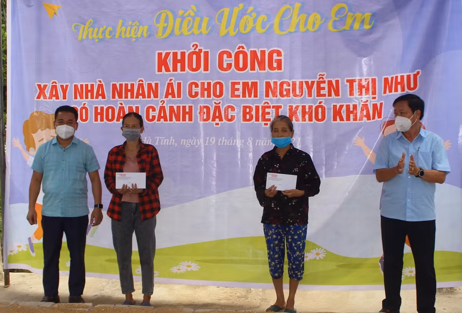 BTC đã trao 5 phần quà cho 5 hộ gia đình có hoàn cảnh khó khăn trên địa bàn xã Gia Phố tại lễ khởi công