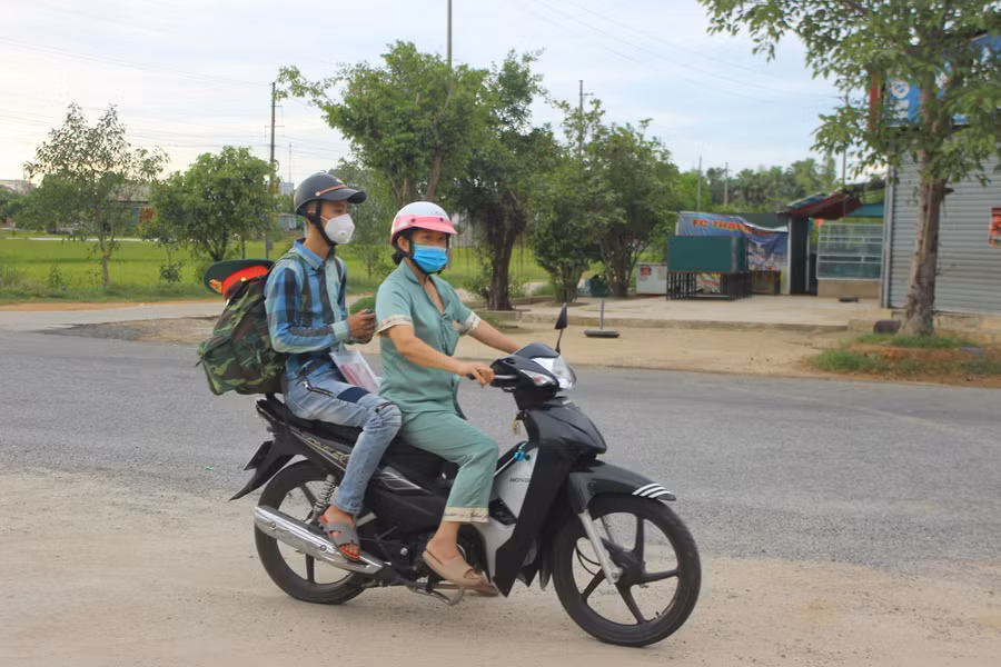 Sáng 4/8, các thí sinh đăng ký dự thi đợt 2 đã có mặt tại Sở GD&amp;ĐT Hà Tĩnh để lên đường đến HĐT. Đây là những thí sinh bị ảnh hưởng bởi dịch Covid-19 không thể dự thi đợt 1, hoặc vì lý do đặc biệt nên được đặc cách thi lần 2.