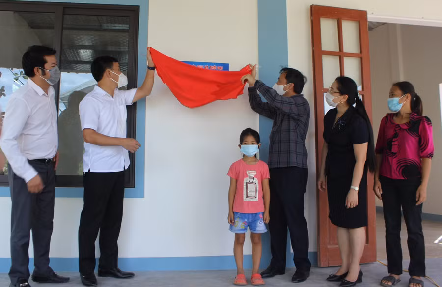 Bí thư Tỉnh ủy cùng chính quyền địa phương, đại diện báo GD&amp;TĐ cắt băng khánh thành nhà nhân ái thứ 4