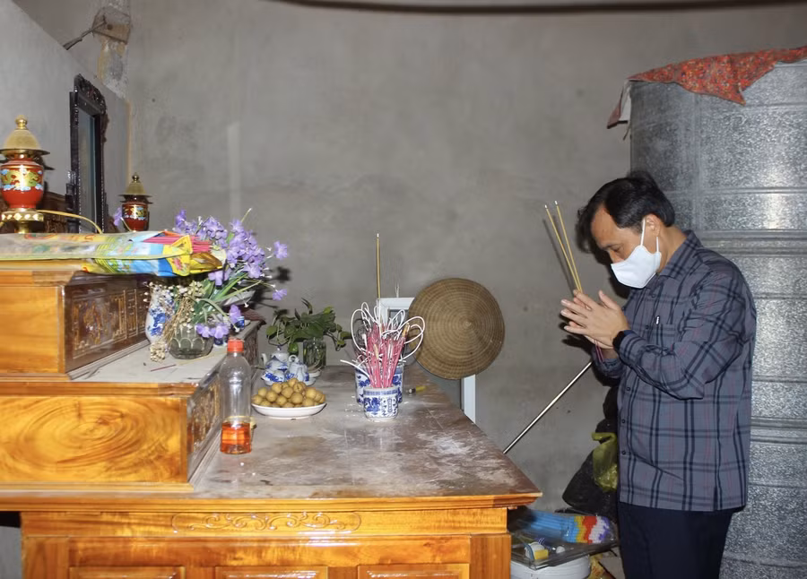 Bí thư Tỉnh ủy Hoàng Trung Dũng đã thắp hương cho bố các em và ...