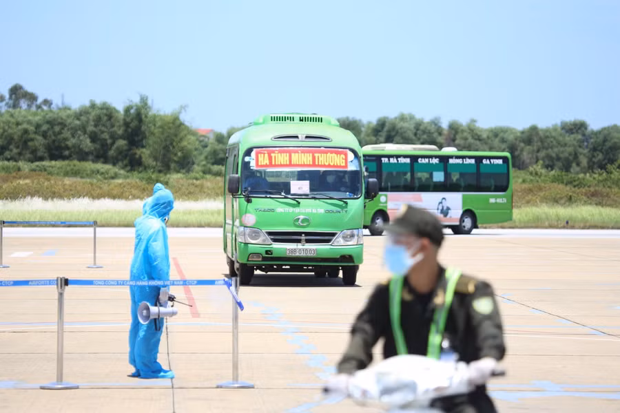Trong ngày 6/8, UBND Hà Tĩnh đã bố trí 24 xe ô tô để ra sân bay Vinh đón công dân. Mỗi chuyến bay sẽ có 10 xe buýt và 2 xe chở hành lý đưa đón công dân về khu cách ly tập trung.