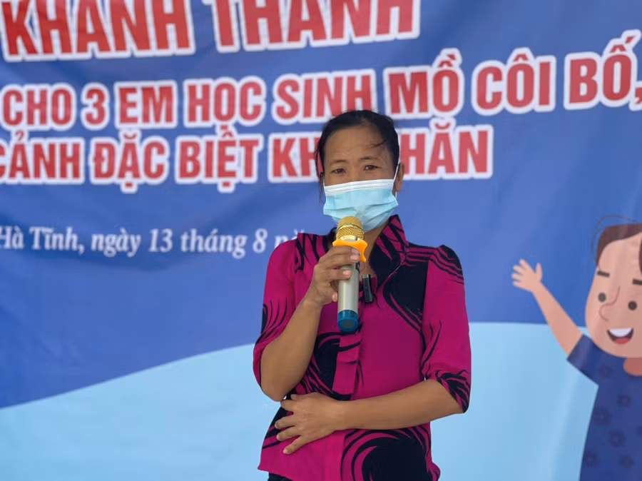 Chị Lê Thị Hải xúc động khi đón nhận các tấm lòng hảo tâm