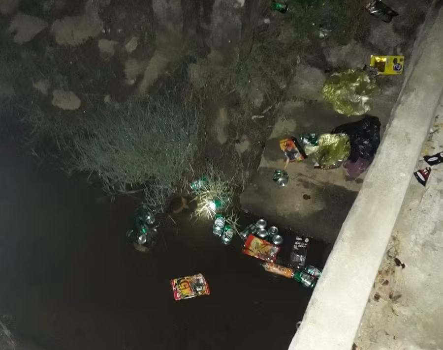 Sau khi phát hiện cơ quan chức năng một số đối tượng đã vứt bia bỏ chạy