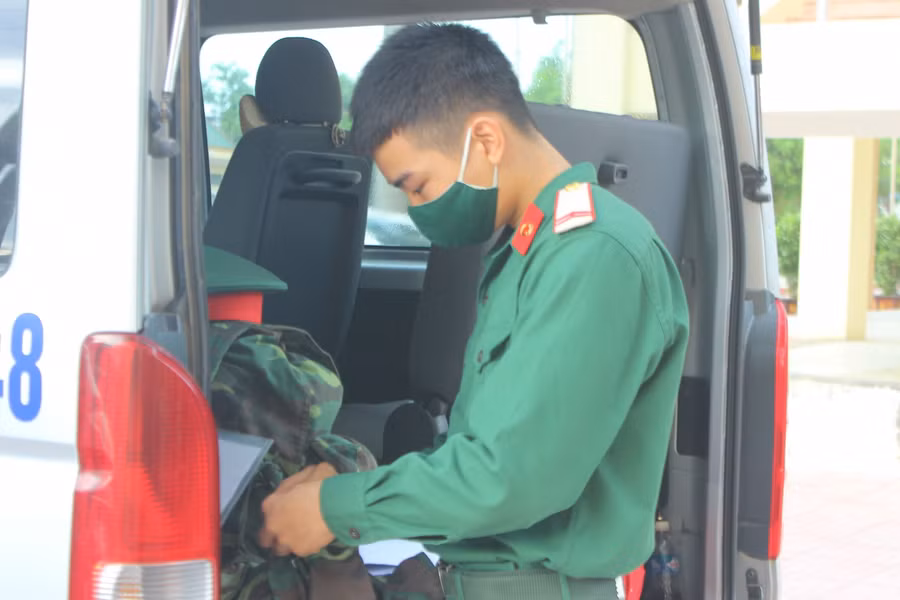 Thí sinh Phạm Xuân Đức Long (trú tại thị trấn Phố Châu, huyện Hương Sơn, Hà Tĩnh) 1 trong 13 thí sinh đăng ký dự thi đợt 2. Long cho biết, hiện đang thực hiện nghĩa vụ tại trường Quân sự Quân khu IV. Long được đơn vị cho nghỉ phép 5 ngày để về tham dự kỳ thi.