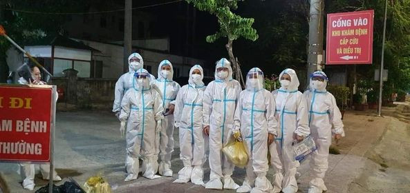 Ngành y tế tiến hành lấy mẫu xét nghiệm Covid-19 trong đêm 15/8 tại thị trấn Xuân An (huyện Nghi Xuân)