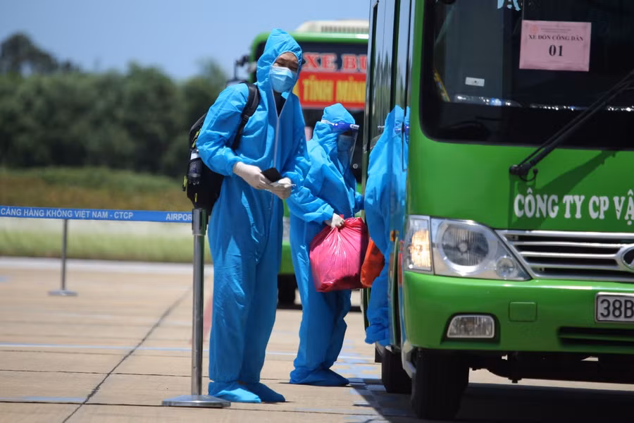 Sở GTVT Hà Tĩnh cũng đã có văn bản gửi đại diện Cảng vụ hàng không miền Bắc tại Vinh và Cảng hàng không quốc tế Vinh tạo điều kiện cho phép đưa phương tiện vào khu vực hạn chế (chân cầu thang máy bay) để đón công dân. Đồng thời đề nghị Cảng hàng không quốc tế Vinh hỗ trợ sắp xếp công dân lên xe đảm bảo mỗi xe 19 người (không kể trẻ em dưới 2 tuổi) và bốc xếp hành lý lên xe.