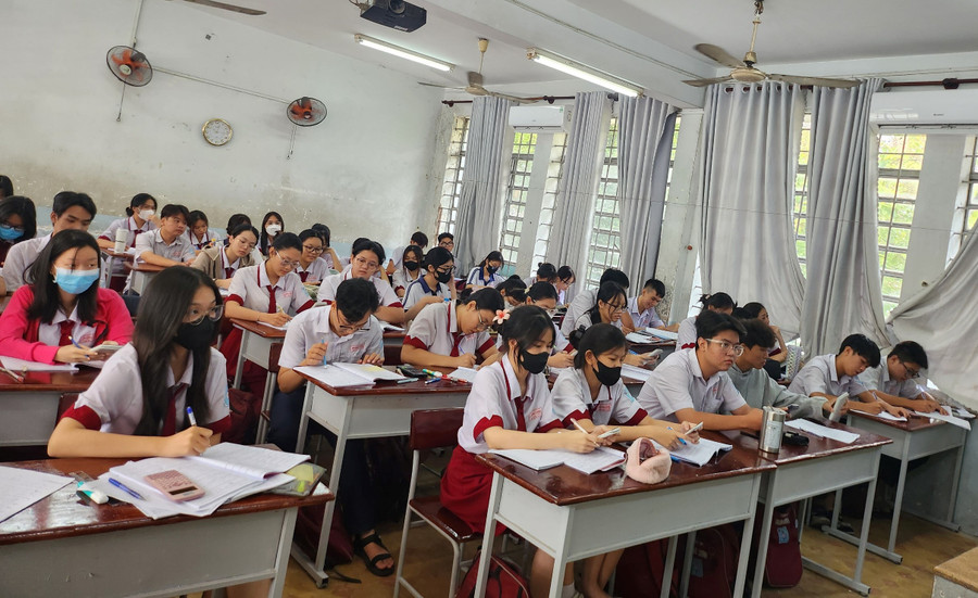 Học sinh Trường THPT Trường Chinh ôn tập nghiêm túc. Học sinh Trường THPT Trường Chinh ôn tập nghiêm túc.
