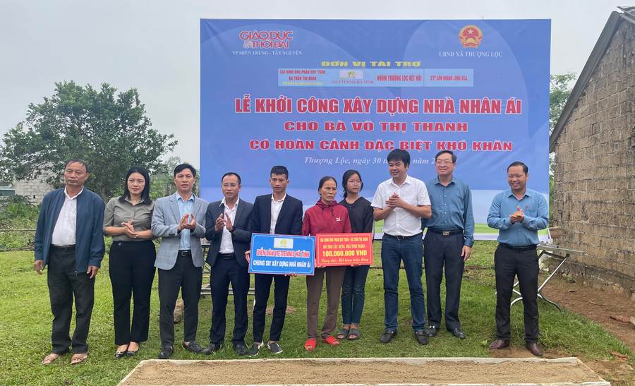 Các nhà tài trợ trao biểu trưng hỗ trợ gia đình chị Võ Thị Thanh. Các nhà tài trợ trao biểu trưng hỗ trợ gia đình chị Võ Thị Thanh.