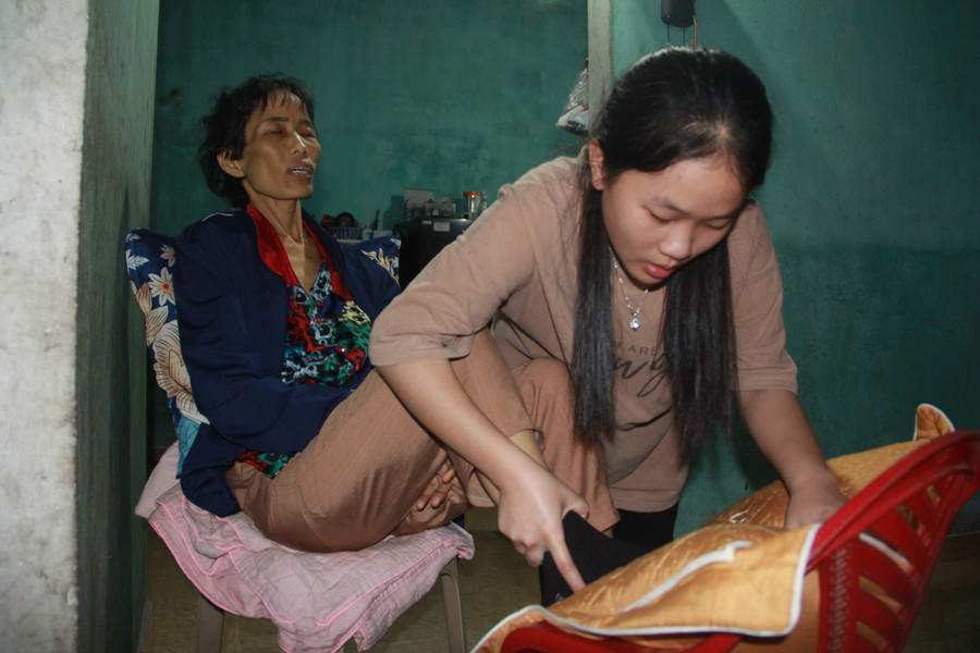 Sau mỗi giờ đi học, em Phạm Nguyễn Khánh Ly (HS lớp 11, trường THPT Cẩm Bình) - con gái lớn chị Thuận, lại xoa bóp và động viên mẹ. Sau mỗi giờ đi học, em Phạm Nguyễn Khánh Ly (HS lớp 11, trường THPT Cẩm Bình) - con gái lớn chị Thuận, lại xoa bóp và động viên mẹ.