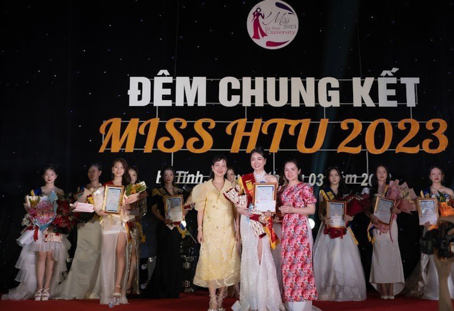 .Trao giải Á khôi 1 và Á khôi 2 cho các thí sinh đoạt giải. .Trao giải Á khôi 1 và Á khôi 2 cho các thí sinh đoạt giải.
