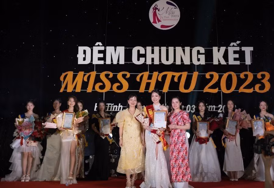 .Trao giải Á khôi 1 và Á khôi 2 cho các thí sinh đoạt giải.