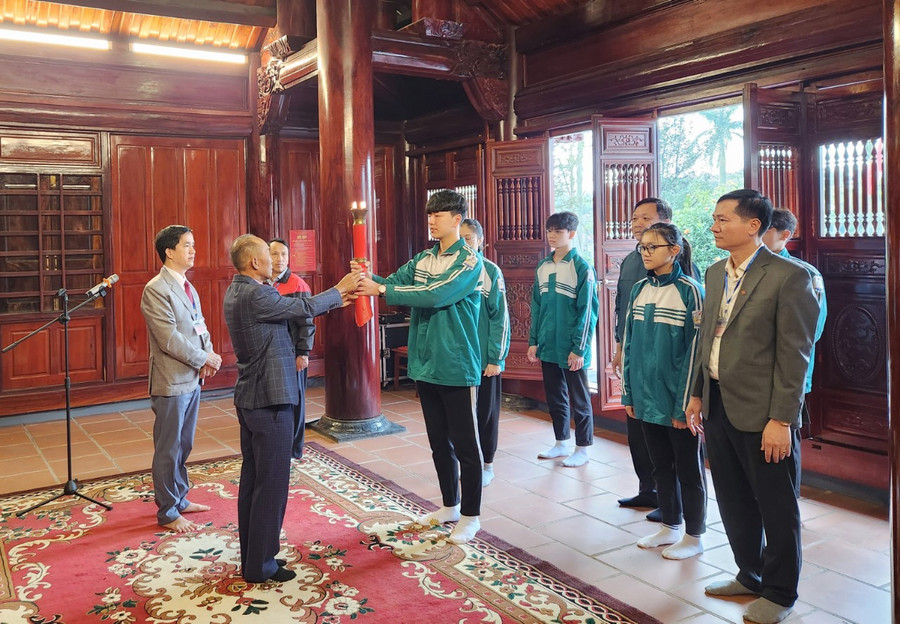 Ban tổ chức và các vận động viên làm lễ tiếp nhận lửa truyền thống Đại hội tại Khu lưu niệm Bác Hồ về thăm Hà Tĩnh. Ban tổ chức và các vận động viên làm lễ tiếp nhận lửa truyền thống Đại hội tại Khu lưu niệm Bác Hồ về thăm Hà Tĩnh.