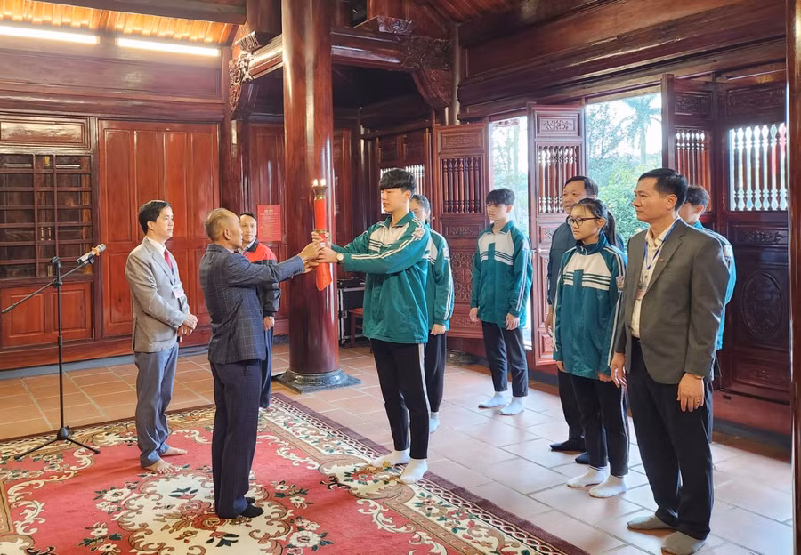 Ban tổ chức và các vận động viên làm lễ tiếp nhận lửa truyền thống Đại hội tại Khu lưu niệm Bác Hồ về thăm Hà Tĩnh.