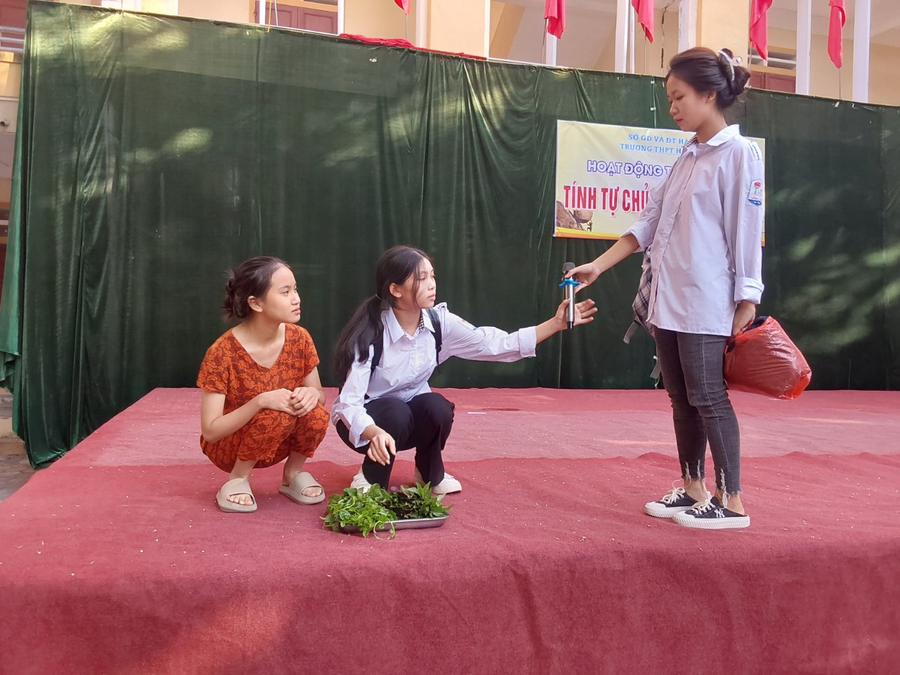 Một tiết sinh hoạt dưới cờ của học sinh Trường THPT Hồng Lĩnh. Một tiết sinh hoạt dưới cờ của học sinh Trường THPT Hồng Lĩnh.