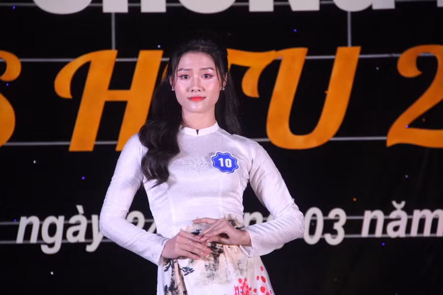 Các thí sinh trình diễn Áo dài tại Đêm chung kết.