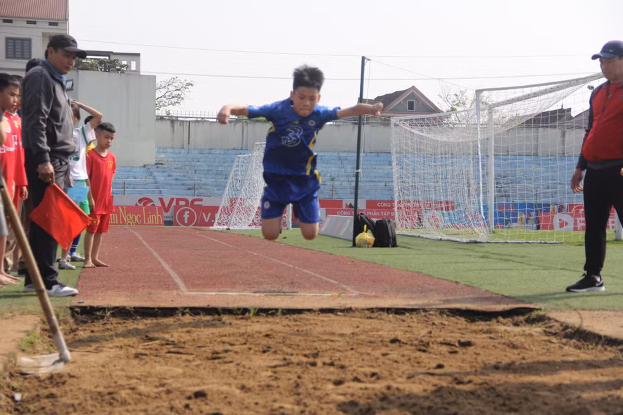 Ngay sau lễ khai mạc, đã diễn ra nhiều trận tranh tài gay cấn và kịch tính.