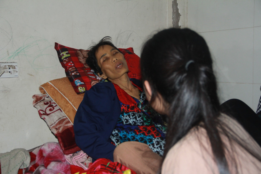 Căn bệnh ung thư gan khiến chị Thuận ngày càng gầy gò, xanh xao, không thể tự đi lại. Căn bệnh ung thư gan khiến chị Thuận ngày càng gầy gò, xanh xao, không thể tự đi lại.