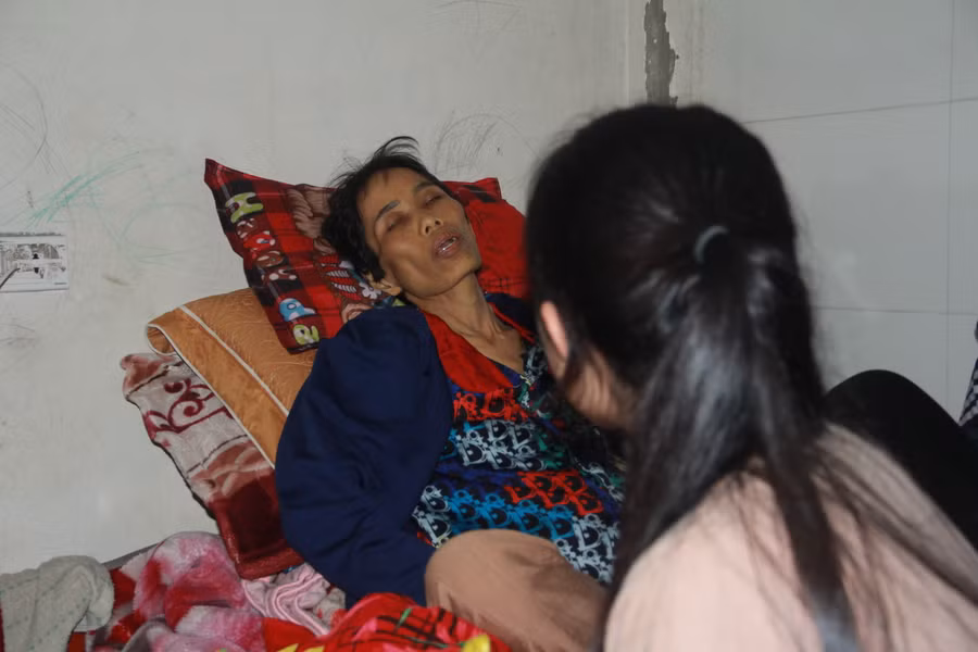 Căn bệnh ung thư gan khiến chị Thuận ngày càng gầy gò, xanh xao, không thể tự đi lại.