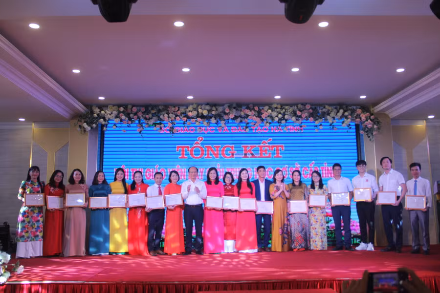 Ban Tổ chức đã công nhận và trao giải cho 173 giáo viên đạt danh hiệu Giáo viên dạy giỏi THCS cấp tỉnh năm học 2022- 2023.