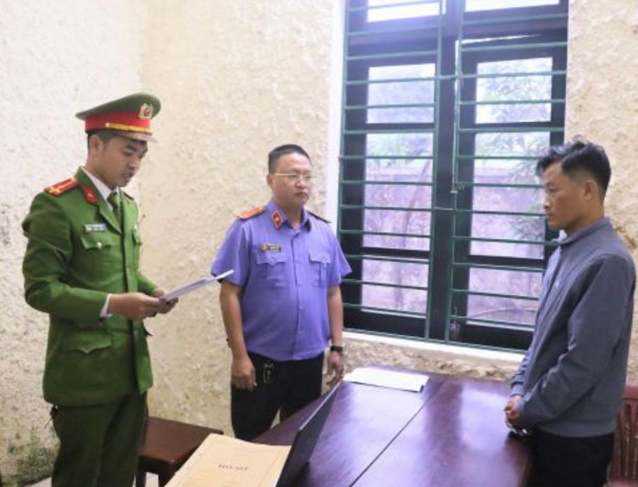 Lực lượng chức năng đọc lệnh khởi tố, bắt tạm giam Trần Văn Năng. (Ảnh: CA Hà Tĩnh). Lực lượng chức năng đọc lệnh khởi tố, bắt tạm giam Trần Văn Năng. (Ảnh: CA Hà Tĩnh).