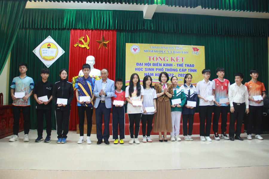 Ban tổ chức tặng quà cho 13 vận động viên có thành tích xuất sắc.