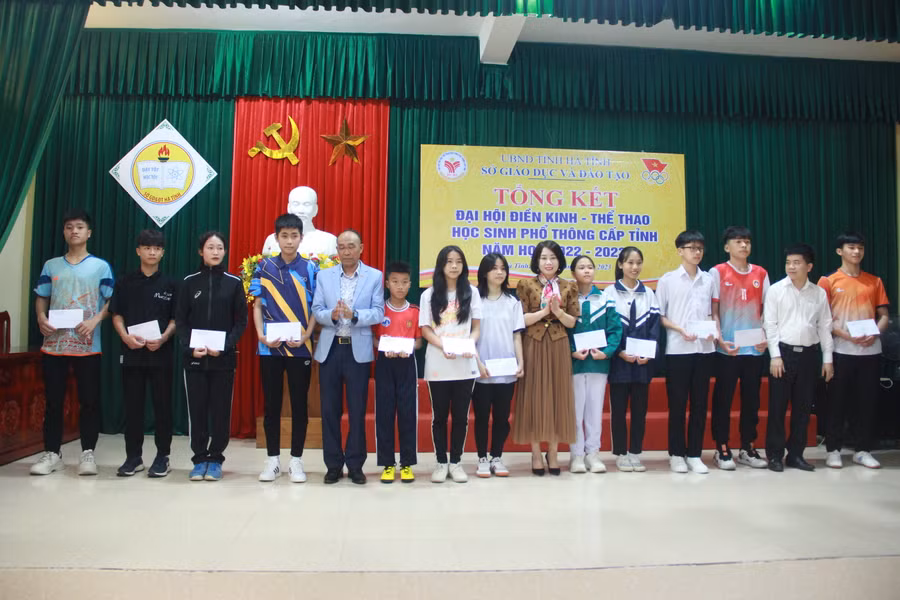 Ban tổ chức tặng quà cho 13 vận động viên có thành tích xuất sắc.