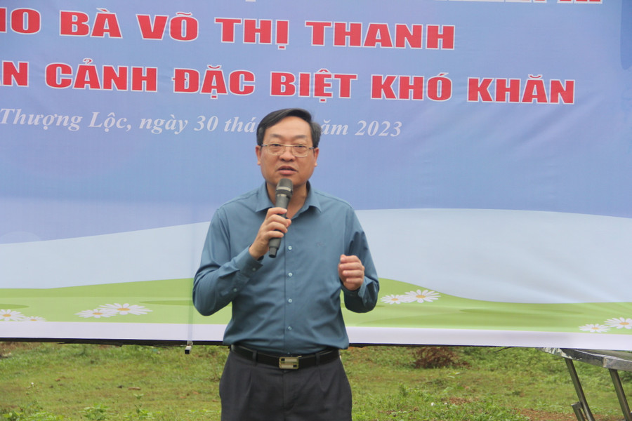 Ông Đặng Trần Phong - Chủ tịch UBND Huyện ủy Can Lộc, Hà Tĩnh bày tỏ lời cảm ơn đến báo GD&TĐ cùng các nhà hảo tâm. Ông Đặng Trần Phong - Chủ tịch UBND Huyện ủy Can Lộc, Hà Tĩnh bày tỏ lời cảm ơn đến báo GD&TĐ cùng các nhà hảo tâm.