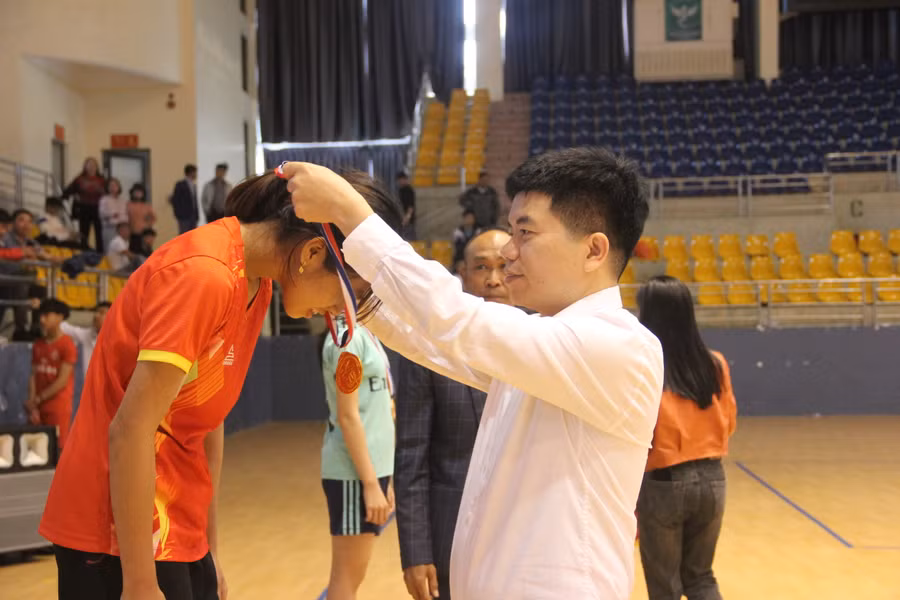 Ban tổ chức đã tiến hành trao giải cho VĐV sau khi kết thúc các môn thi đấu.