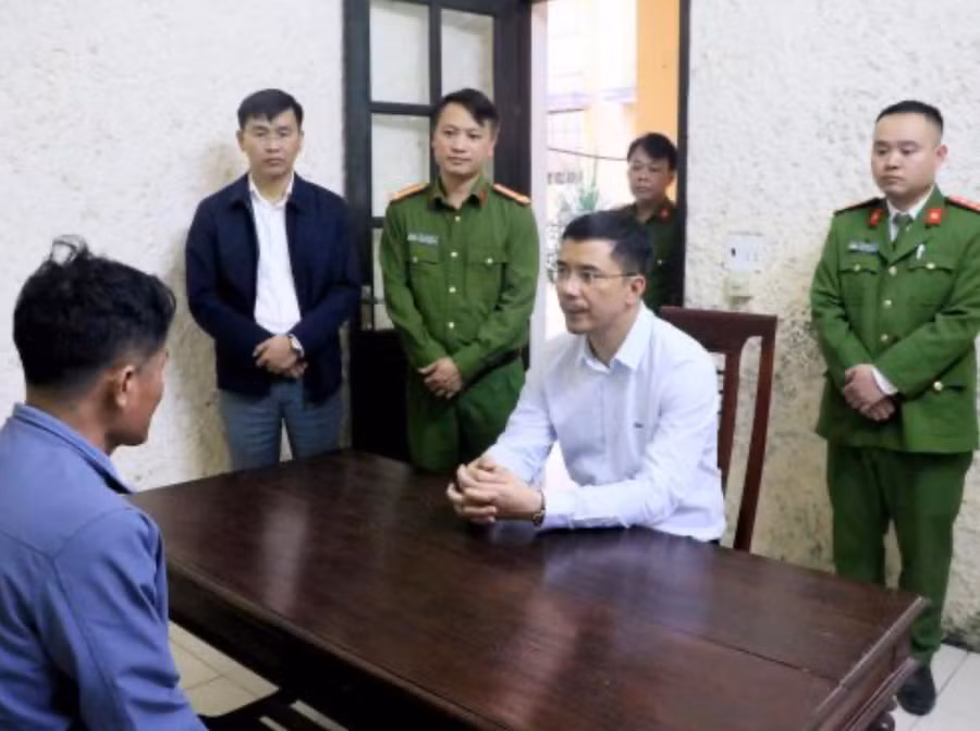 Trần Văn Năng (áo xanh) tại cơ quan điều tra. (Ảnh: CA Hà Tĩnh).