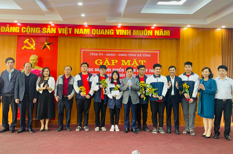 Lãnh đạo UBND tỉnh và Sở GD&amp;ĐT Hà Tĩnh gặp mặt, tặng hoa chúc mừng các đội tuyển tham dự kỳ thi HSG quốc gia 2023. (Ảnh tư liệu).