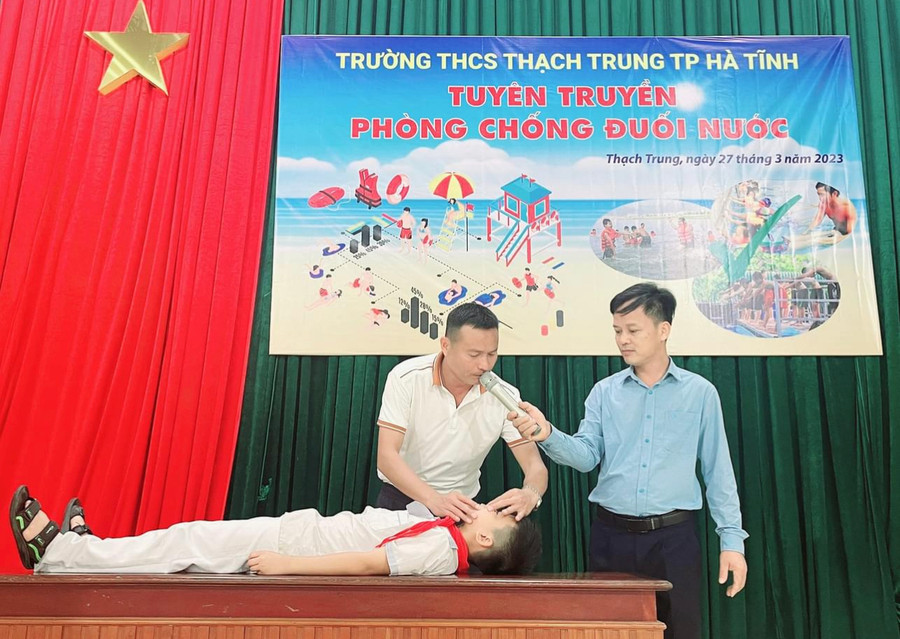 Sở GD&amp;ĐT Hà Tĩnh đề nghị các đơn vị giáo dục cần tuyên truyền phòng chống đuối nước đa dạng qua nhiều kênh. (Trong ảnh Trường THCS Thạch Trung, TP Hà Tĩnh hướng dẫn học sinh sơ cứu khi gặp người đuối nước).