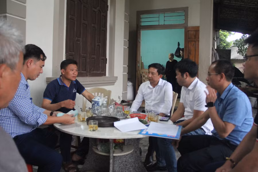 Đại diện Văn phòng báo GD&amp;TĐ khu vực MTTN và lãnh đạo địa phương thăm hỏi gia đình chị Nguyễn Thị Thuận.