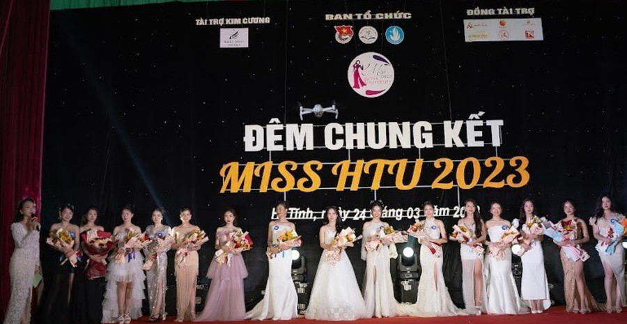 15 thí sinh xuất sắc tại đêm chung kết cuộc thi Miss HTU 2023. 15 thí sinh xuất sắc tại đêm chung kết cuộc thi Miss HTU 2023.