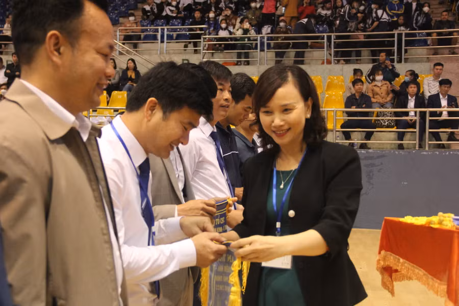 Bà Đặng Thị Quỳnh Diệp - Giám đốc Sở GD&amp;ĐT Hà Tĩnh tặng cờ lưu niệm cho các đơn vị có vận động viên tham dự.