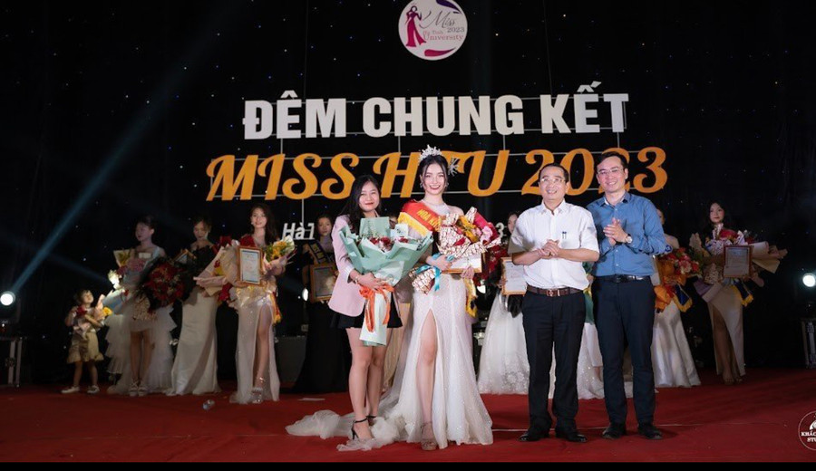 Ban tổ chức trao giải Miss HTU.. Ban tổ chức trao giải Miss HTU..